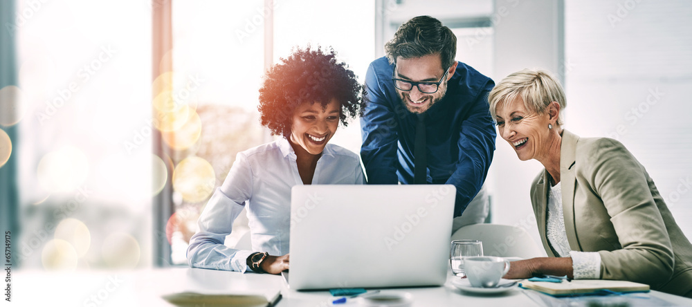 Equipa a analisar informação